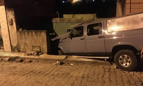 
                                        
                                            Motorista invade calçada com carro e deixa dois mortos e três feridos em Areia
                                        
                                        