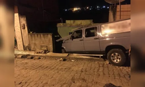 
				
					Motorista invade calçada com carro e deixa dois mortos e três feridos em Areia
				
				