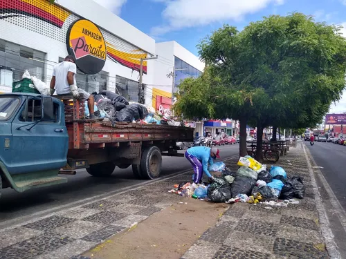 
				
					Com a prefeitura devendo, Patos fica sem serviço de limpeza urbana
				
				