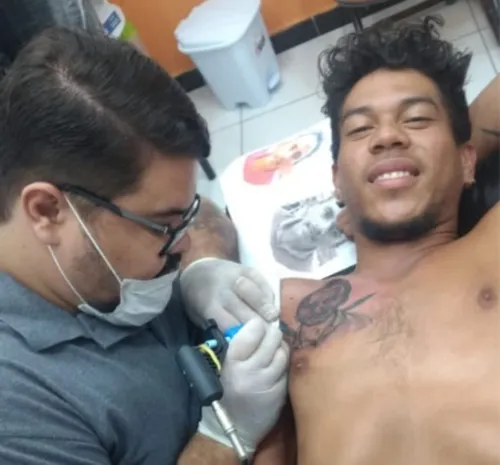 
				
					Tatuador campinense eterniza meme 'Caneta Azul' em amigo e 'viraliza'
				
				