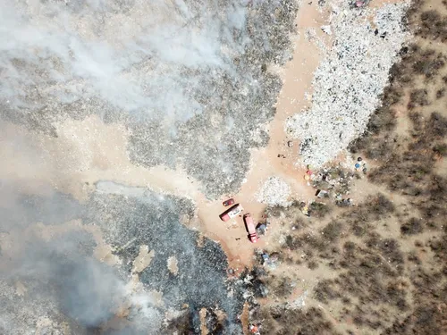 
				
					Prefeito de Patos decreta situação de emergência ambiental por conta de incêndio em lixão
				
				