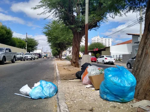 
				
					Com a prefeitura devendo, Patos fica sem serviço de limpeza urbana
				
				