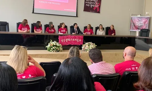 
                                        
                                            Mulheres doam cabelos para confeccionar perucas para pessoas com câncer
                                        
                                        