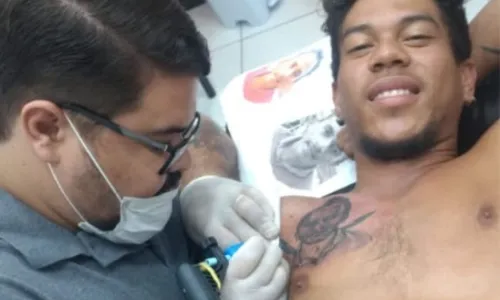
				
					Tatuador campinense eterniza meme 'Caneta Azul' em amigo e 'viraliza'
				
				