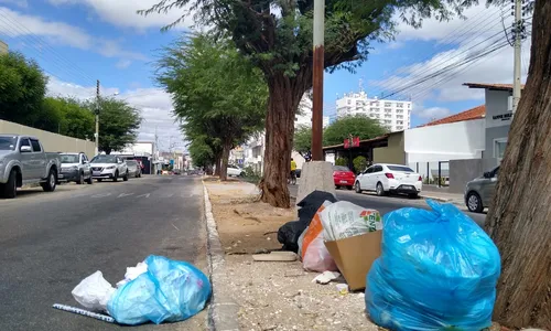 
                                        
                                            Com a prefeitura devendo, Patos fica sem serviço de limpeza urbana
                                        
                                        