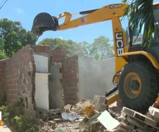 Imóveis são demolidos para viabilizar obra na Barreira de Cabo Branco
