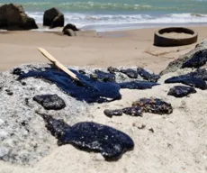 Manchas de óleo são encontradas na praia do Caribessa, em João Pessoa