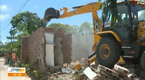 
				
					Imóveis são demolidos para viabilizar obra na Barreira de Cabo Branco
				
				