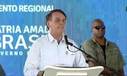 
				
					Bolsonaro diz que quem 'não respeita família não merece ser governo'
				
				