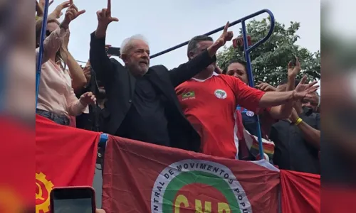 
				
					Lula ataca Bolsonaro e diz que ele não foi eleito para governar para milicianos do RJ
				
				