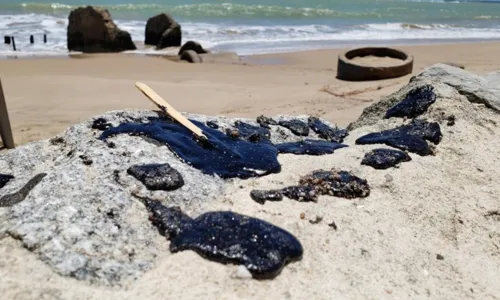 
                                        
                                            Manchas de óleo são encontradas na praia do Caribessa, em João Pessoa
                                        
                                        