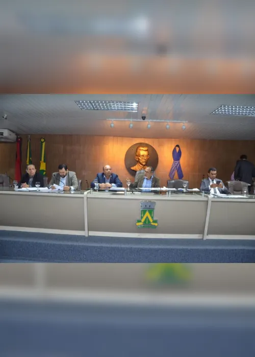 
                                        
                                            Câmara aprova emenda que fixa salário do prefeito de Campina a até 90,25% do que recebe um ministro do STF
                                        
                                        