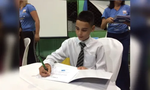 
				
					Crianças escrevem livros à mão e realizam noite de autógrafos em escola pública
				
				
