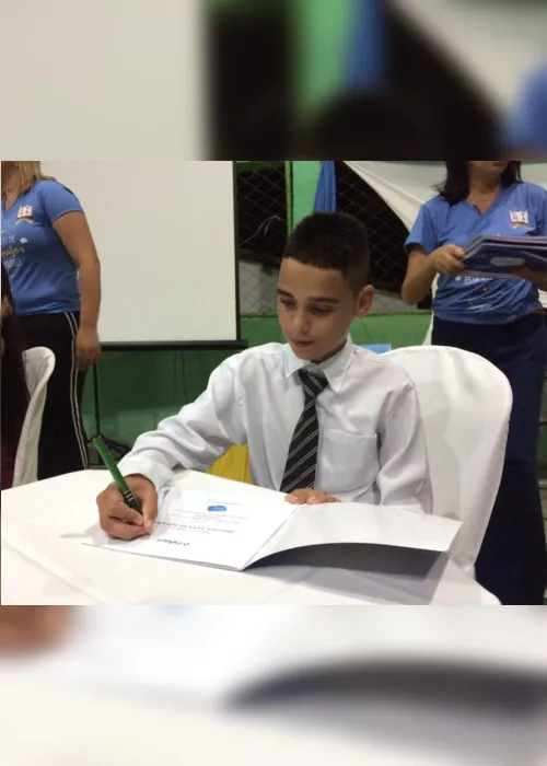 
                                        
                                            Crianças escrevem livros à mão e realizam noite de autógrafos em escola pública
                                        
                                        
