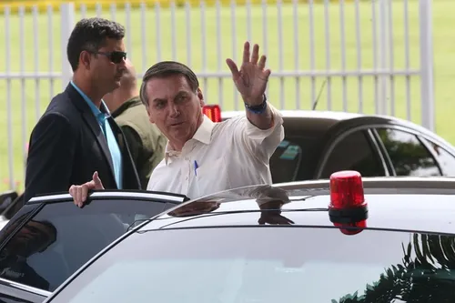 
				
					Bolsonaro sinaliza que vai autorizar fundo eleitoral de R$ 2 bi para Eleições 2020
				
				