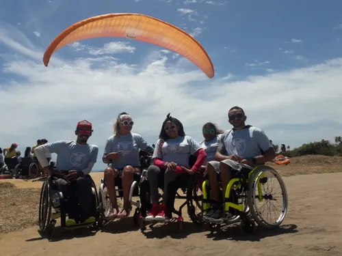 
				
					Projeto oferece voo de parapente para pessoas com deficiência, em João Pessoa
				
				