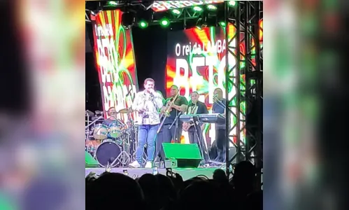 
				
					Beto Barbosa passa mal durante show e deixa o palco aplaudido pelo público
				
				