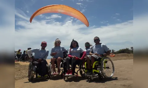 
				
					Projeto oferece voo de parapente para pessoas com deficiência, em João Pessoa
				
				