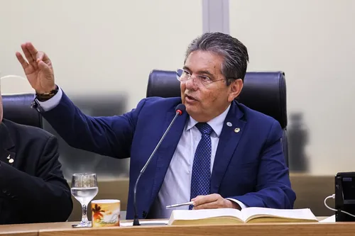 
				
					Adriano diz que Aguinaldo só disputa eleição se for sem risco de perder
				
				