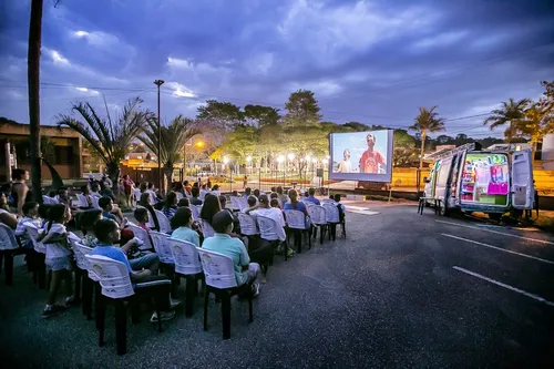 
				
					Projeto exibe filmes em van movida a energia solar de forma gratuita, no Cariri paraibano
				
				