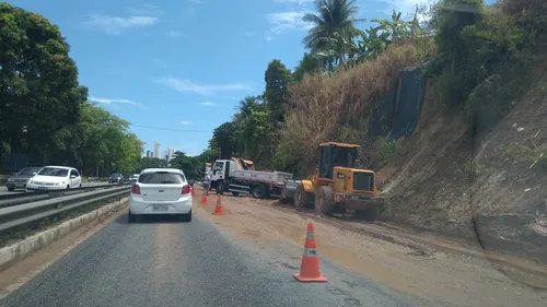 
				
					Chuva causa deslizamento de terra em barreira na BR-230, em João Pessoa
				
				