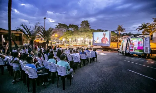 
                                        
                                            Projeto exibe filmes em van movida a energia solar de forma gratuita, no Cariri paraibano
                                        
                                        