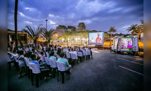 
				
					Projeto exibe filmes em van movida a energia solar de forma gratuita, no Cariri paraibano
				
				