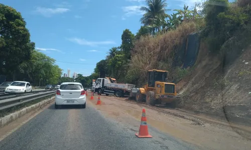 
                                        
                                            Chuva causa deslizamento de terra em barreira na BR-230, em João Pessoa
                                        
                                        