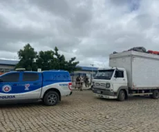 Caminhão que transportava ambulantes de Patos em situação degradante é apreendido na Bahia