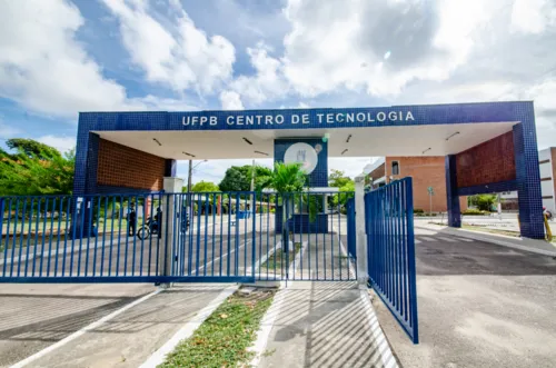 
				
					UFPB suspende aulas presenciais a partir desta terça; UFCG e UEPB continuam
				
				