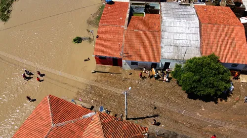 
				
					Açudes transbordam e famílias ficam desabrigadas no Cariri da PB
				
				