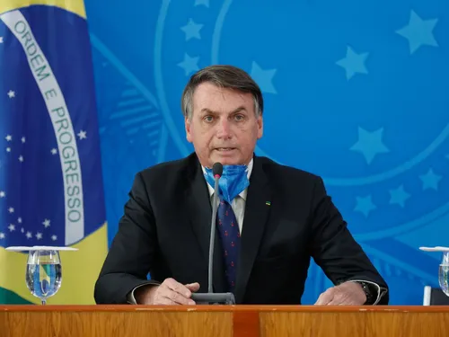 
				
					Bolsonaro recua e tira de MP dispositivo que suspende contrato de trabalho por 4 meses
				
				