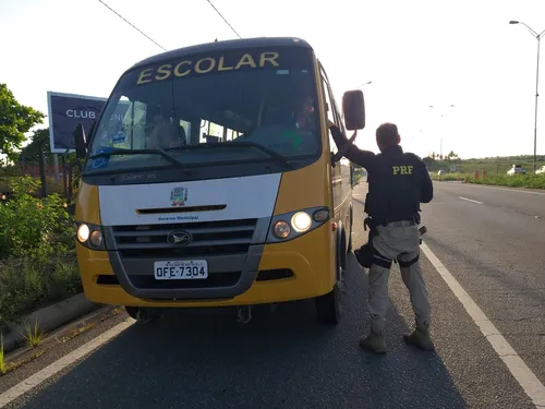 
				
					PRF flagra 142 infrações de trânsito em transportes escolares nas rodovias da PB
				
				