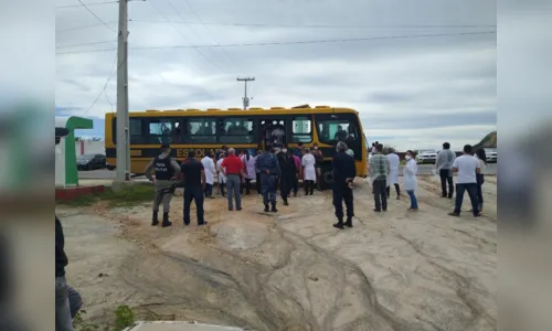 
				
					Ambulantes paraibanos que estavam detidos na Bahia chegam a Patos
				
				