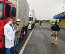 Laboratório da UEPB doa mais de 100 litros de álcool a caminhoneiros em posto da PRF