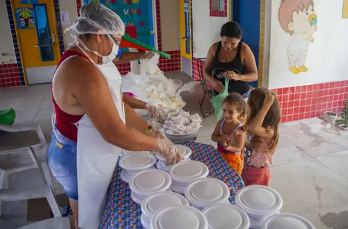 
				
					Mais 15 escolas municipais começam a fornecer refeições para alunos
				
				