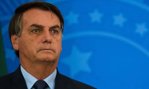 
				
					Bolsonaro sanciona lei que garante renda básica de R$ 600 para informais
				
				