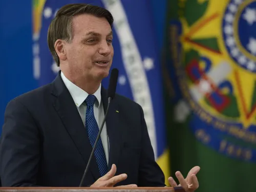 
				
					Bolsonaro veta dispensa de atestado médico durante quarentena para trabalhador doente
				
				