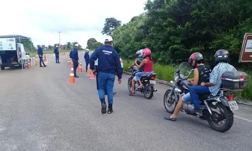 
                                        
                                            Barreiras sanitárias para evitar entrada de turistas seguem neste domingo, no Conde
                                        
                                        