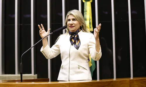 
                                        
                                            Deputada Edna Henrique desiste de candidatura e oficializa apoio a Hugo Motta
                                        
                                        