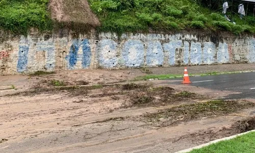 
                                        
                                            Chuvas causam deslizamento de terra, alagamentos e problemas nos semáforos em JP
                                        
                                        