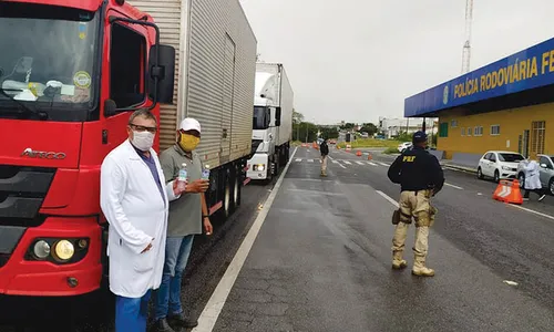 
                                        
                                            Laboratório da UEPB doa mais de 100 litros de álcool a caminhoneiros em posto da PRF
                                        
                                        