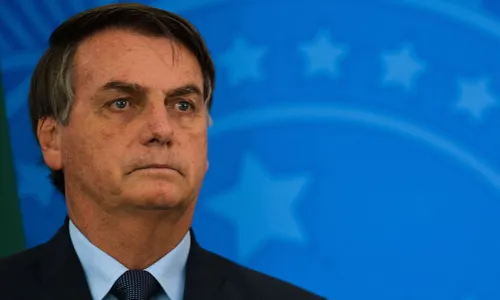 
                                        
                                            Bolsonaro sanciona lei que garante renda básica de R$ 600 para informais
                                        
                                        