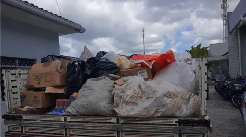 
				
					Polícia prende irmãos e apreende duas toneladas de alimentos vencidos, na Feira de CG
				
				