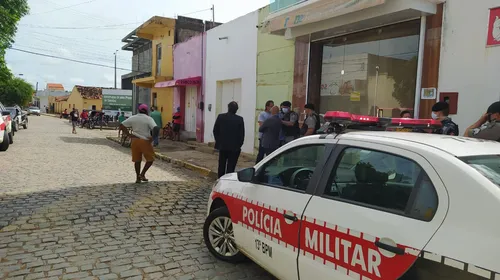 
				
					Donos de estabelecimentos são presos por reabrirem lojas não essenciais
				
				