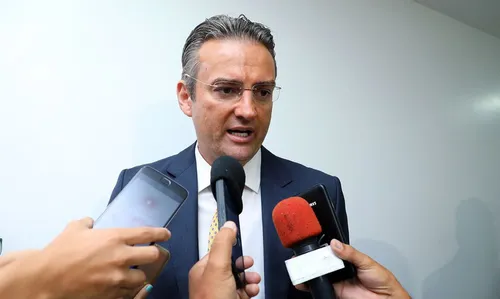 
				
					Bolsonaro nomeia braço-direito de Ramagem para diretor-geral da Polícia Federal
				
				