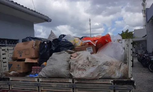 
                                        
                                            Polícia prende irmãos e apreende duas toneladas de alimentos vencidos, na Feira de CG
                                        
                                        