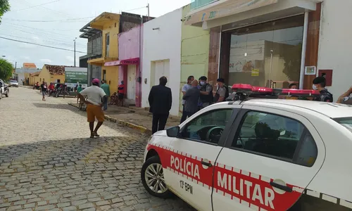 
                                        
                                            Donos de estabelecimentos são presos por reabrirem lojas não essenciais
                                        
                                        