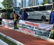 Motoristas escolares e de turismo fazem protesto por ajuda do Governo da PB