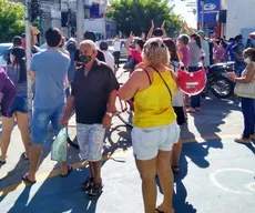 Comerciantes protestam pela reabertura das lojas do Mercado de Patos